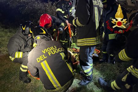 Cade per 20 metri in un dirupo, soccorso dai Vigili del Fuoco Vigili del fuoco, soccorso barella