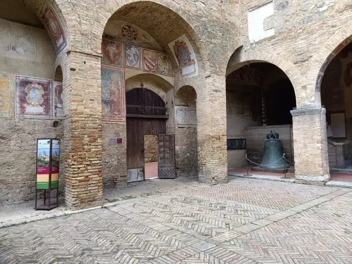 A San Gimignano “Babele. Linguaggi in-comprensione”