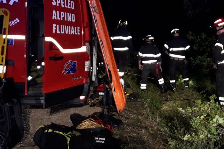 Uomo cade in un dirupo, recuperato dai vigili del fuoco Uomo in dirupo salvato dai vigili del fuoco