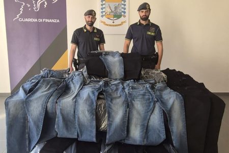 GdF Siena: jeans di noto marchio ricettati in Valdelsa GdF, jeans sequestrati in Valdelsa