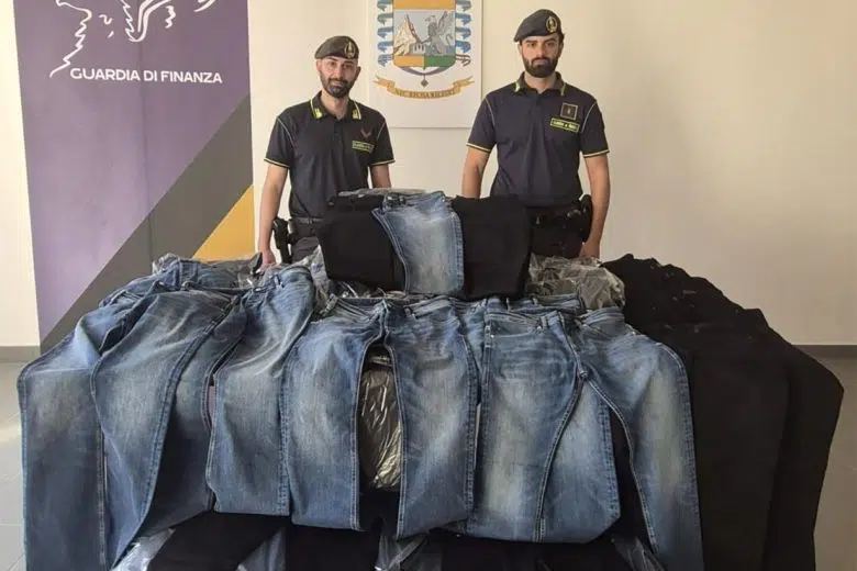 GdF Siena: jeans di noto marchio ricettati in Valdelsa GdF, jeans sequestrati in Valdelsa