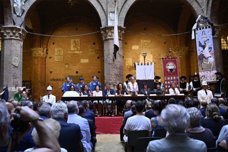 Palio di Siena del 2 luglio 2026: presentato il Drappellone realizzato da Ismaele Nones Presentazione Drappellone 2026