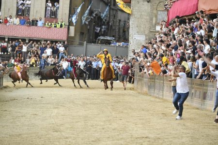 Palio di Siena del 2 luglio 2026, TRIONFA L’AQUILA