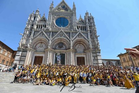 Palio di Siena di Provenzano 2026, giro della vittoria dell’Aquila – FOTO