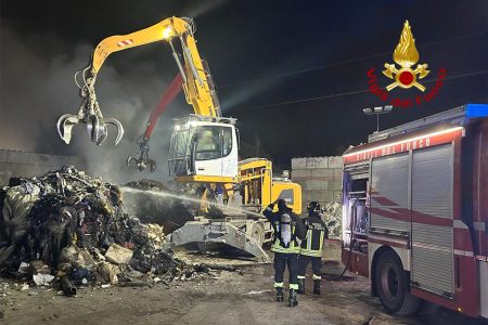 Colle, incendio ad azienda smaltimento rifiuti Incendio azienda smaltimento rifiuti a Colle
