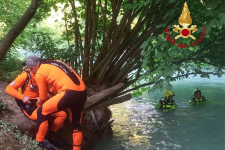 33enne si tuffa nel fiume e non riemerge: ritrovato senza vita Vigili del fuoco sommozzatori sul fiume Elsa