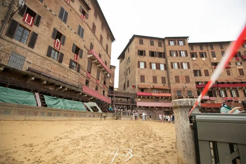 Palio di Siena, pioggia in Piazza del Campo