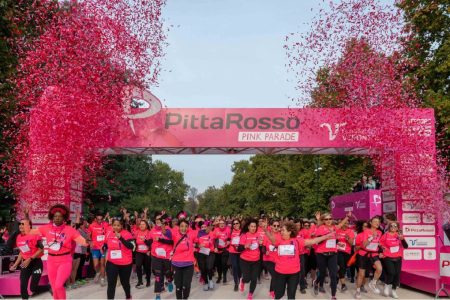 San Gimignano si colora di rosa: debutta la Pink Parade