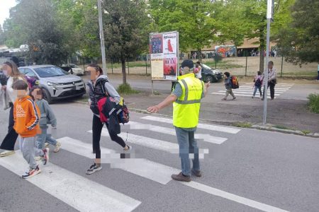 Sicurezza davanti alle scuole, avviso per affiancare la Polizia Locale