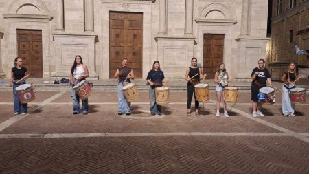 Pienza: la sfida tra le sei contrade in Piazza Pio II