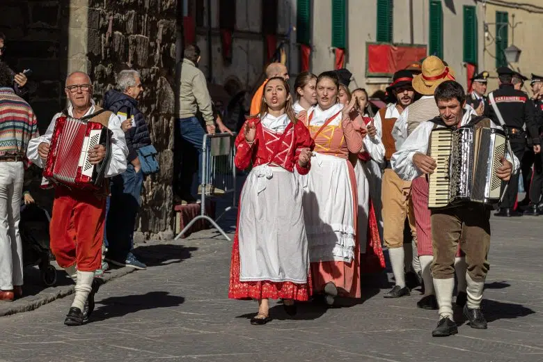 Montalcino, nuovi costumi per il gruppo folcloristico del Trescone