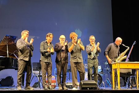 Applausi per Mellone ai Rozzi che inaugura la stagione con un’indagine sentimentale tra parole, musica e disincanto
