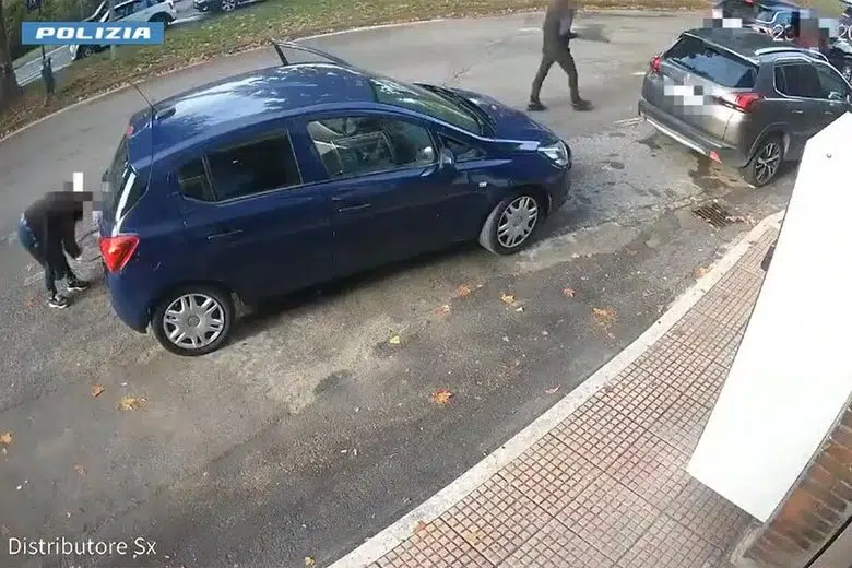 Siena, tre arresti per furti ai danni di donne anziane con la tecnica della monetina – VIDEO