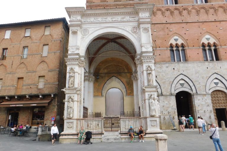 Siena Awards Photo Festival, la Cappella di Piazza e Fonte Gaia si illuminano di giallo