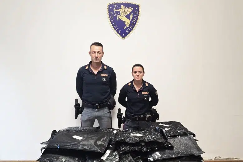 Spacciatore arrestato sull’A1 dalla Polizia Stradale Polizia, sequestro droga a Montepulciano